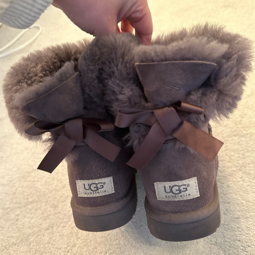Women’s Pewter/Gray Uggs with Bows Size 8